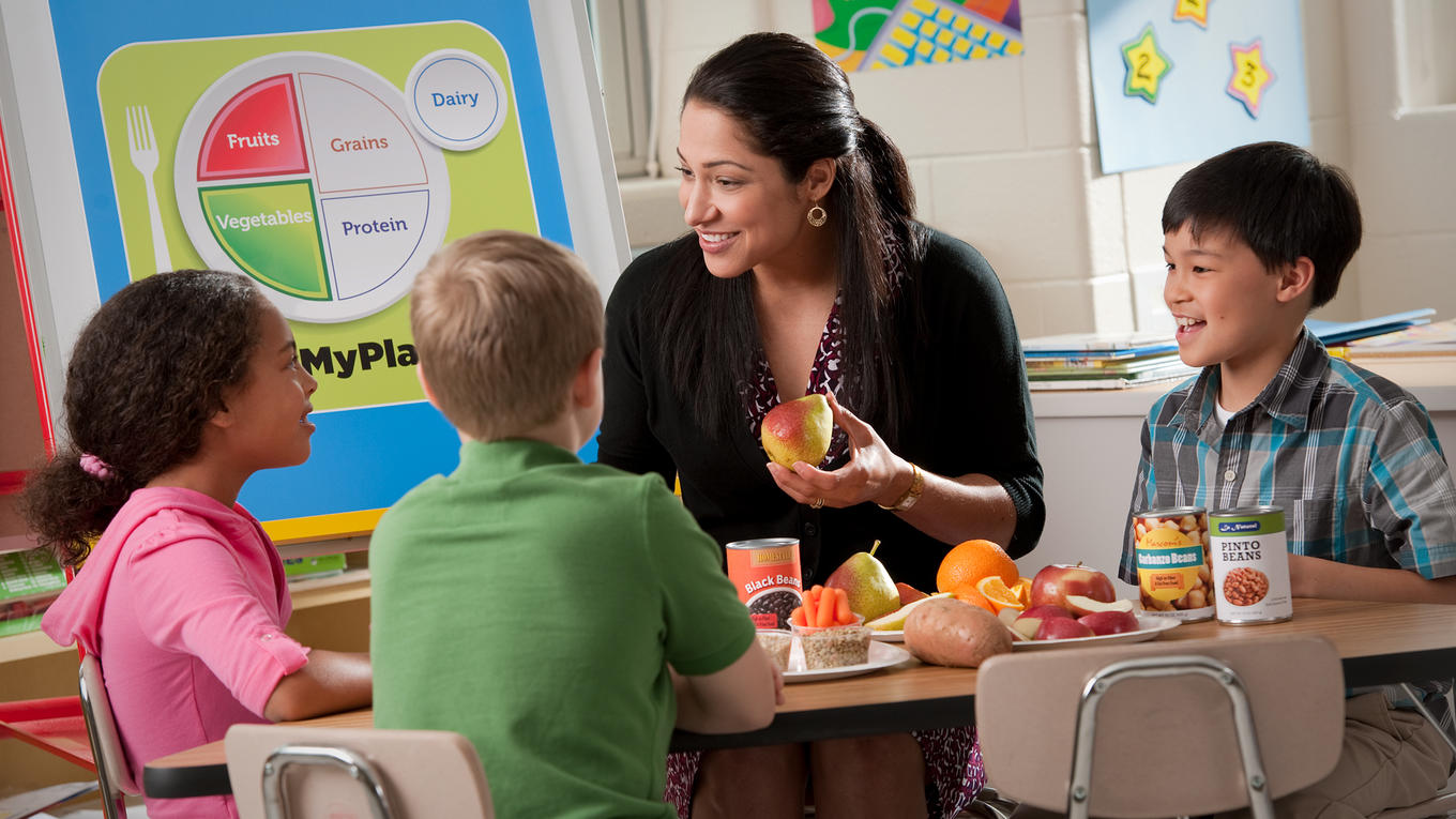 Woman teaching kids about good nutrition